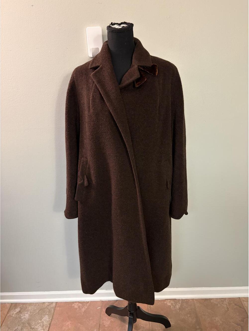 VTG Brown Wool Coat with Pockets and Cute Details!